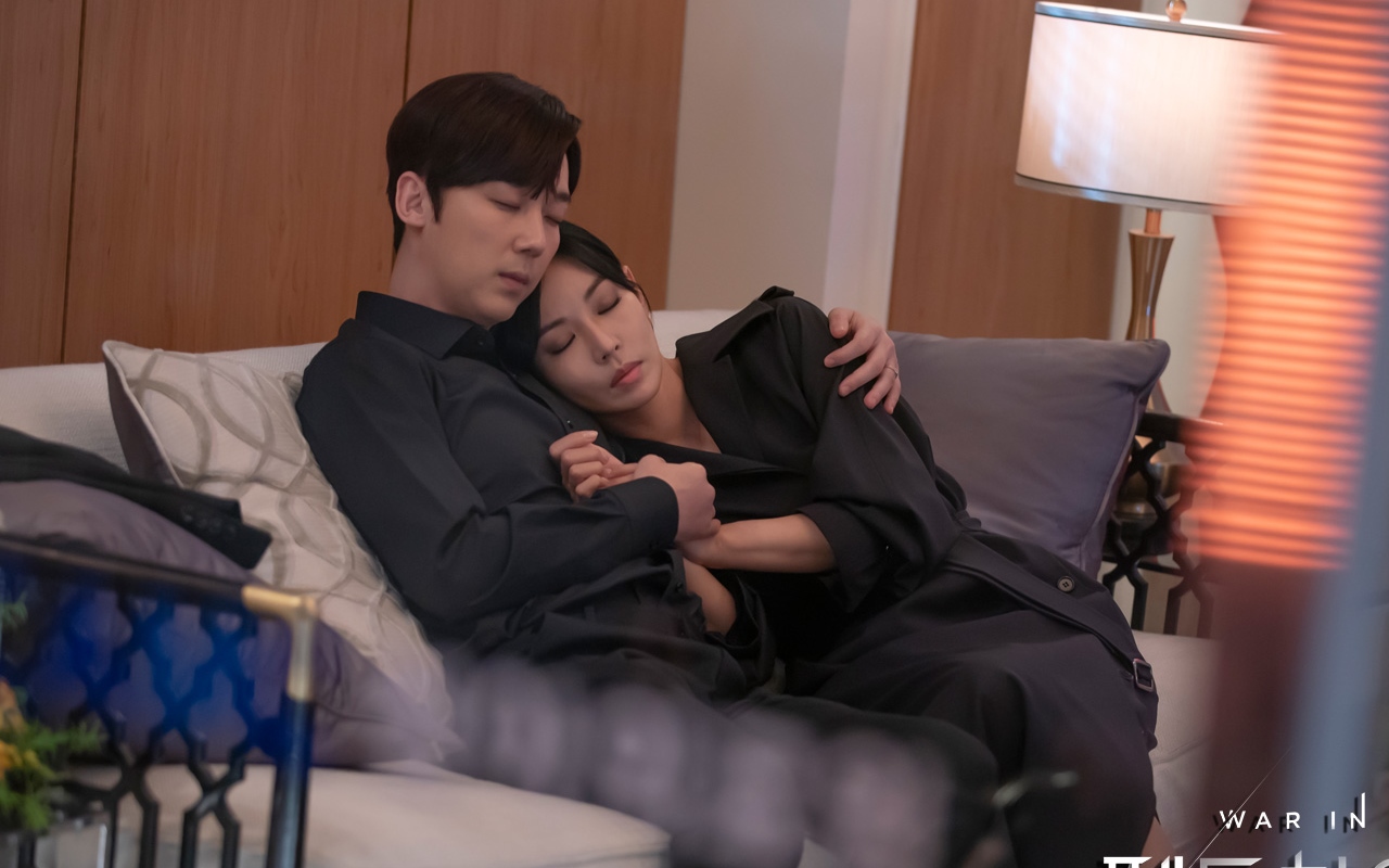 Terlibat Konfrontasi, Akting Yoon Jong Hoon dan Kim So Yeon di 'Penthouse 3' Tuai Pujian