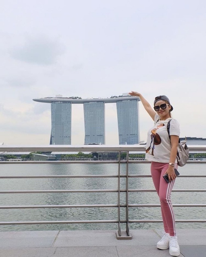 Dinar Candy Bergaya simpel namun tetap terlihat enerjik