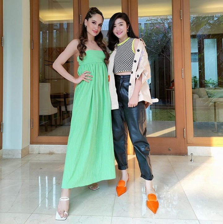 Akrab dengan sesama rekan artis 