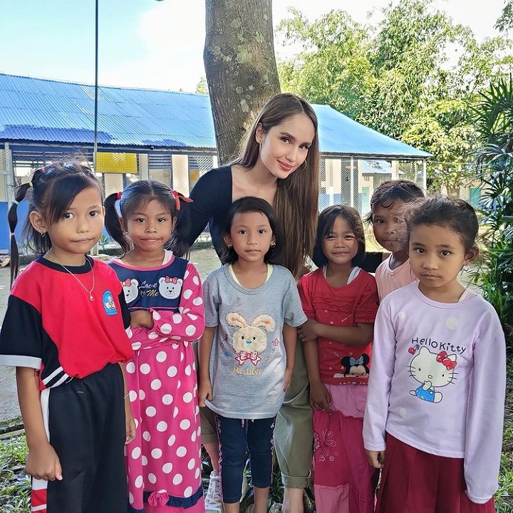 Bersahabat dengan anak yayasan sosial