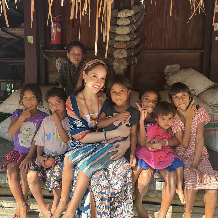 Kebahagiaan saat bermain dengan anak-anak sumba