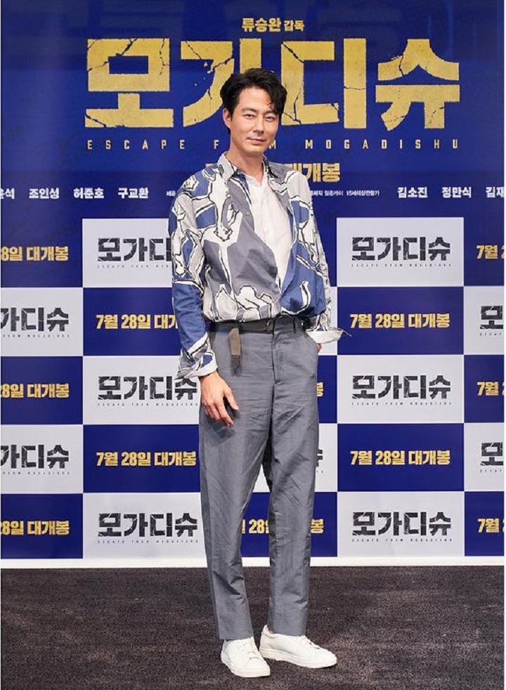 Potret Tampan Jo In Sung dalam balutan busana simpel kasual
