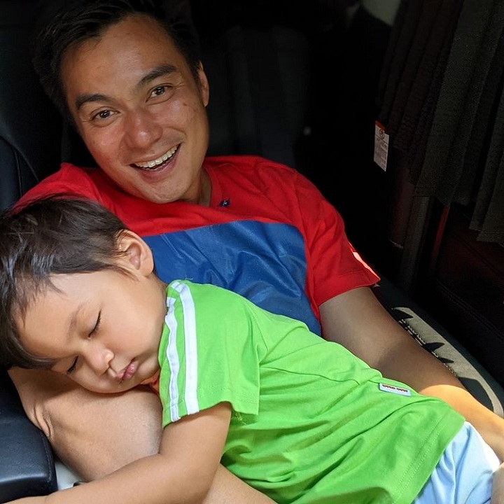 Kiano tidur manja di tangan Baim