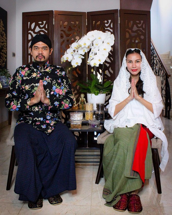 Potret bepe dan dewi kompak kenakan baju adat saat lebaran