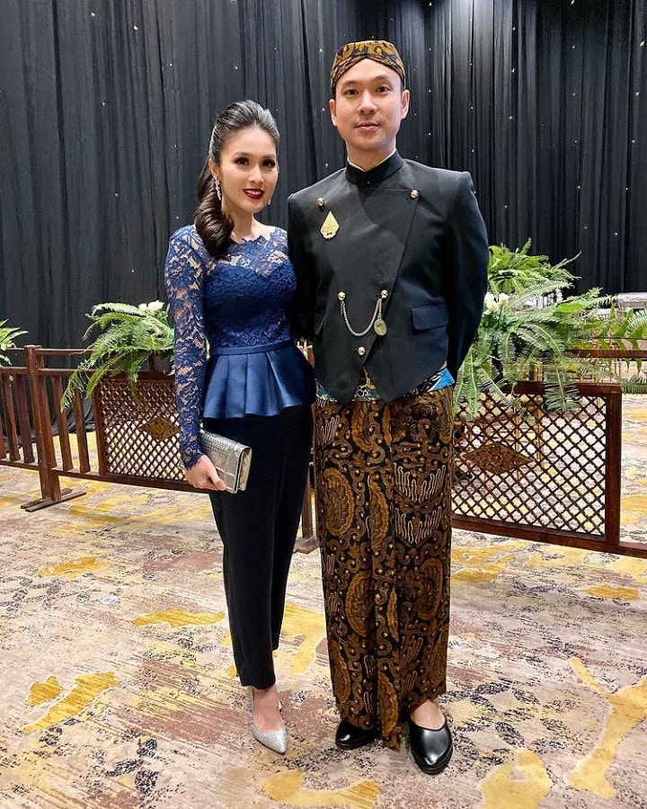 Kompakan pakai baju adat jawa, bikin pangling