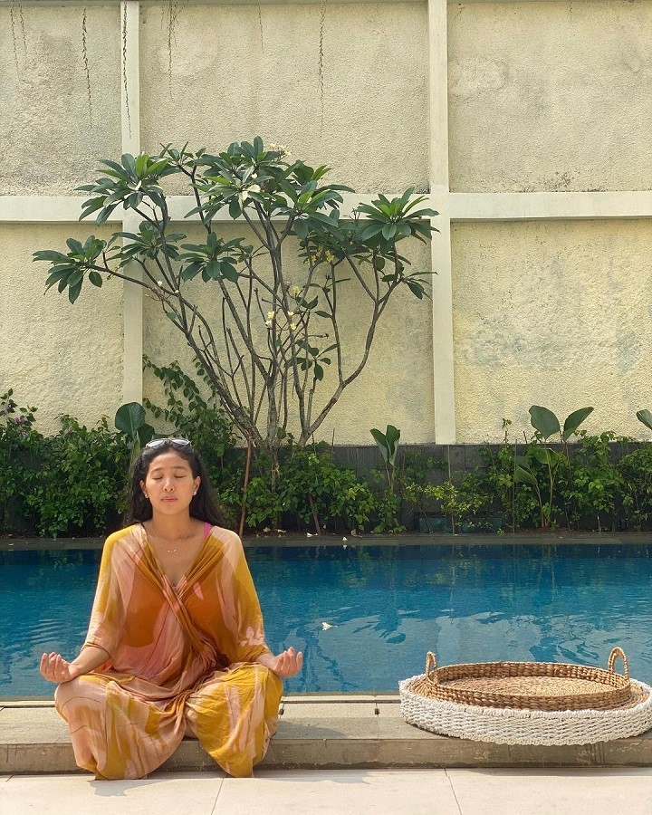 Menikmati Mentari Pagi Ala Olivia Zalianty