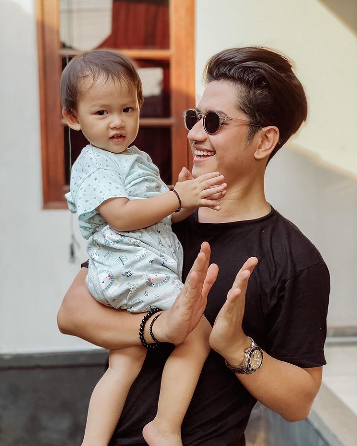 Selalu bergaya kece saat momong anak