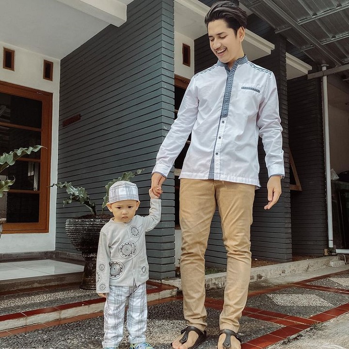 <i>Like father like son</i>, sama-sama ganteng 