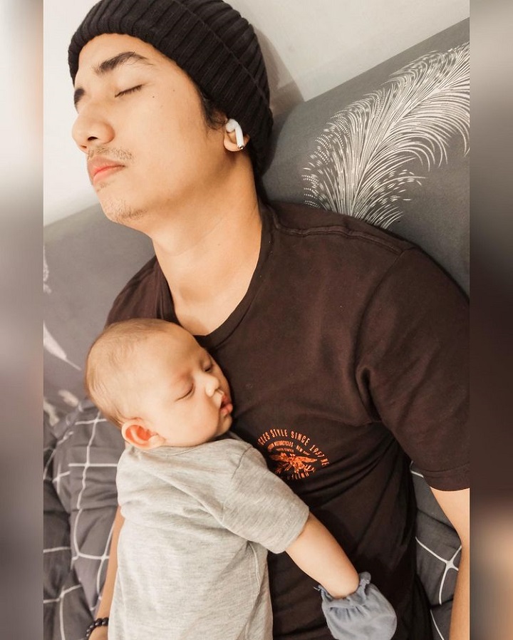Momen lucu saat ketiduran barengan