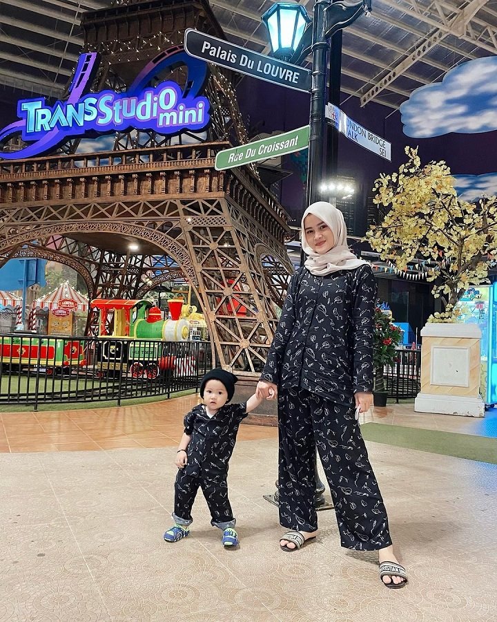 Kenakan <i>Outfit</i> Kembar