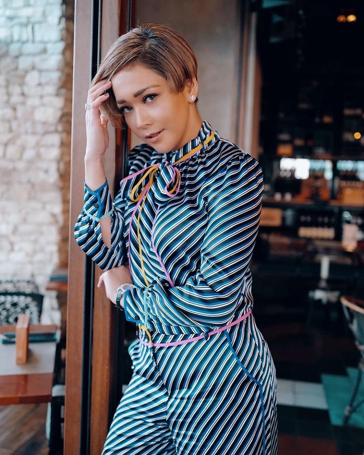 Maia dalam gaya rambut super pendek 