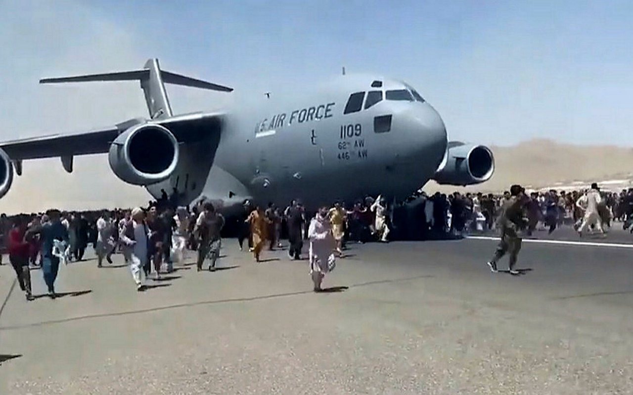 Mengerikan, Jenazah Warga Ditemukan di Roda Pesawat Imbas Kekacauan Bandara Kabul Afganistan