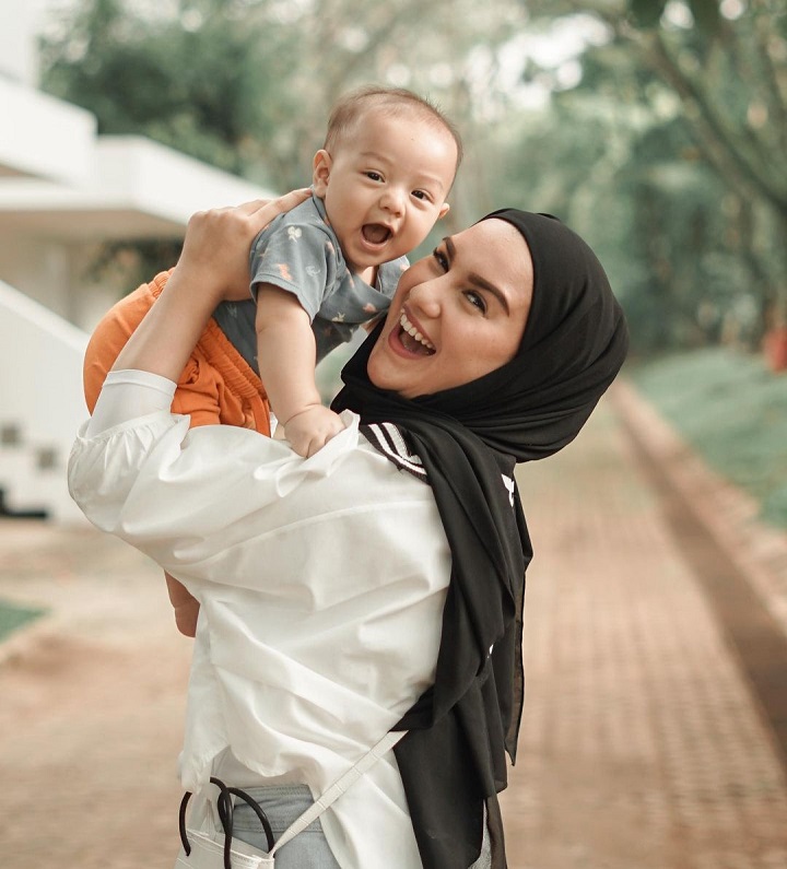 Menikmati Momen Bahagia Bersama