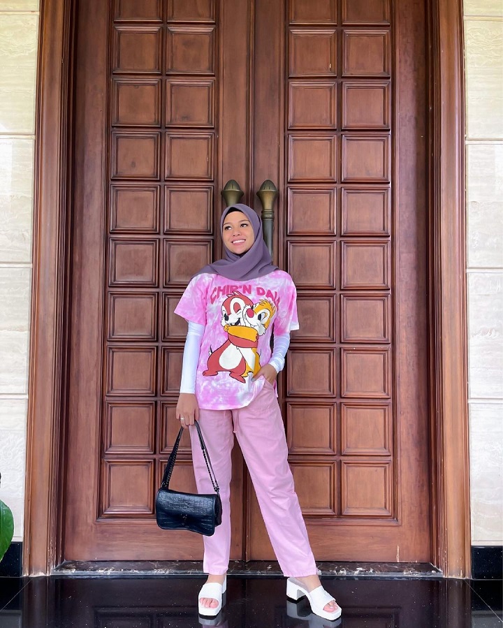 <i>Outfit</i> Sederhana Bikin Nostalgia