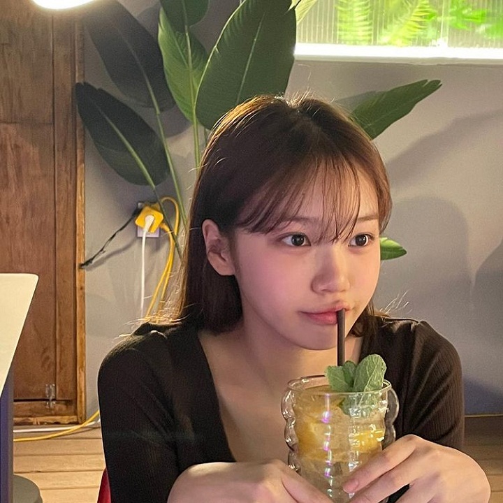 Kim chaewon berpose menggemaskan 