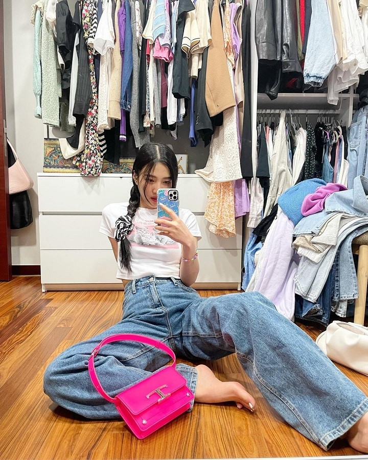 Potret <i>Mirror Selfie</i>