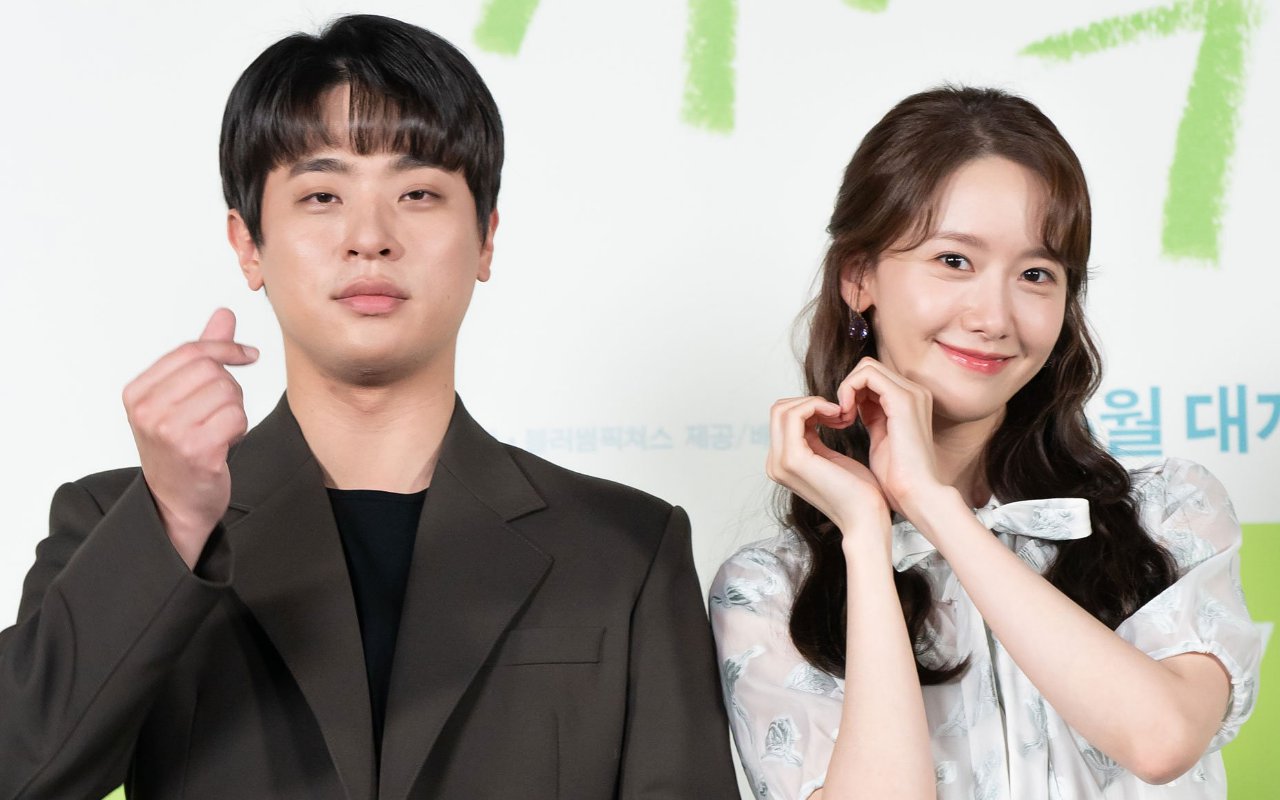 Yoona SNSD dan Park Jung Min Serasi Banget Bak Pasangan Kekasih di Pemotretan