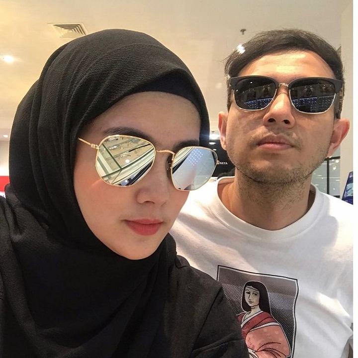 Kompak pakai kacamata