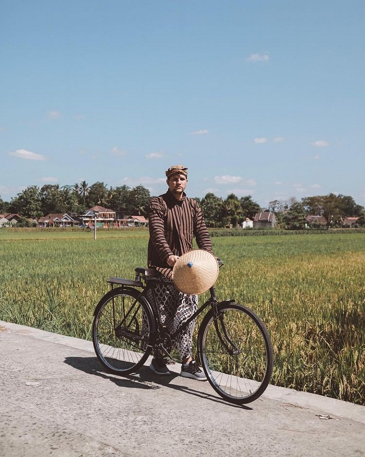 Gaya bersepeda dan pakaian adat 