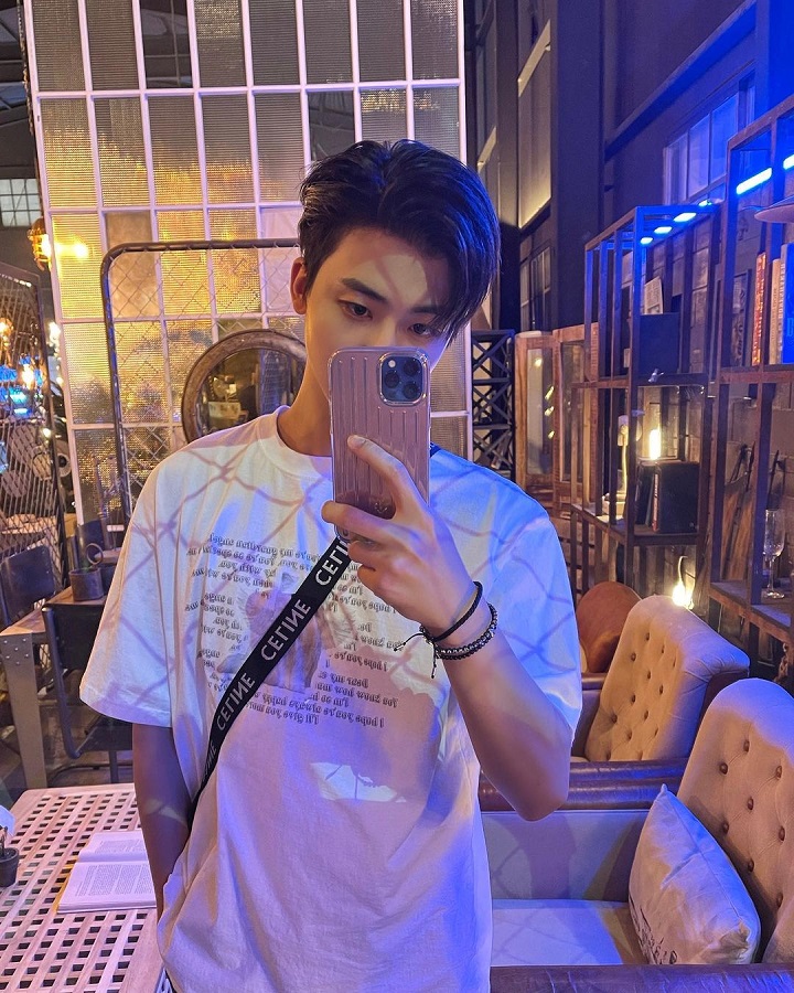 Potret <i>Mirror Selfie Aesthetic</i>