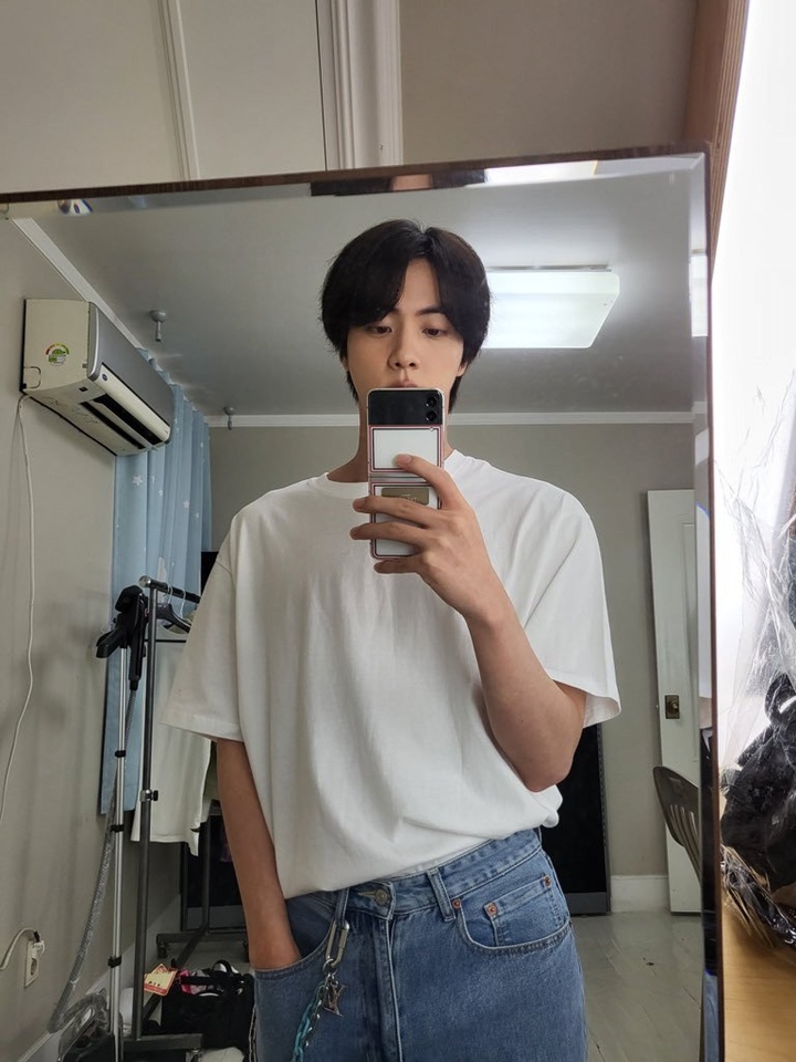 Ganteng Banget, Gaya Pacarable Jin BTS di Postingan Baru Bikin Ambyar 1