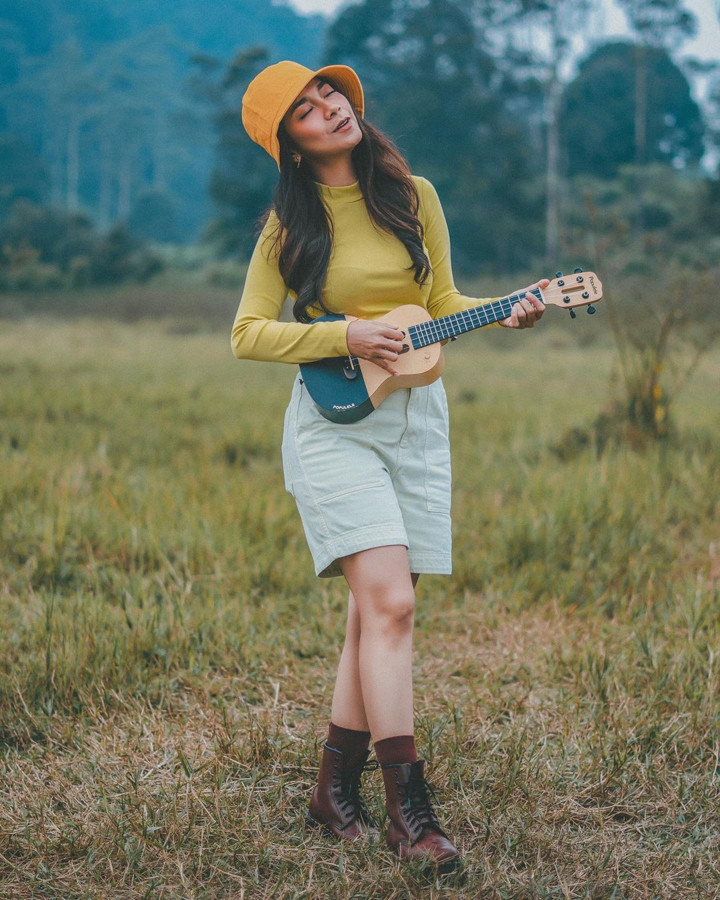 <i>Cheerful</i> saat bermain ukulele