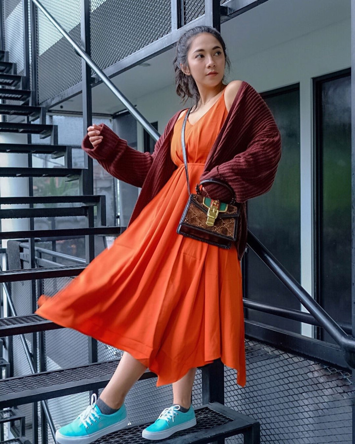 Enerjik dengan <i>outfit chic colorful</i> 
