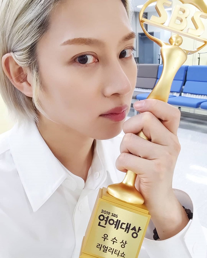 Potret <i>Selfie</i> Bersama Piala