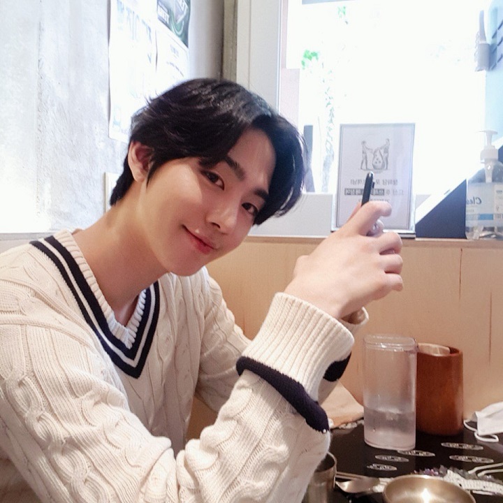 Pamer Senyum Manis