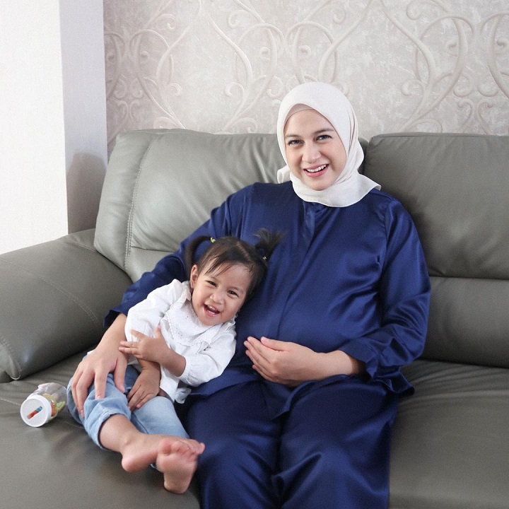 Tunjukkan Tawa Bahagia Bersama Si Anak Tengah