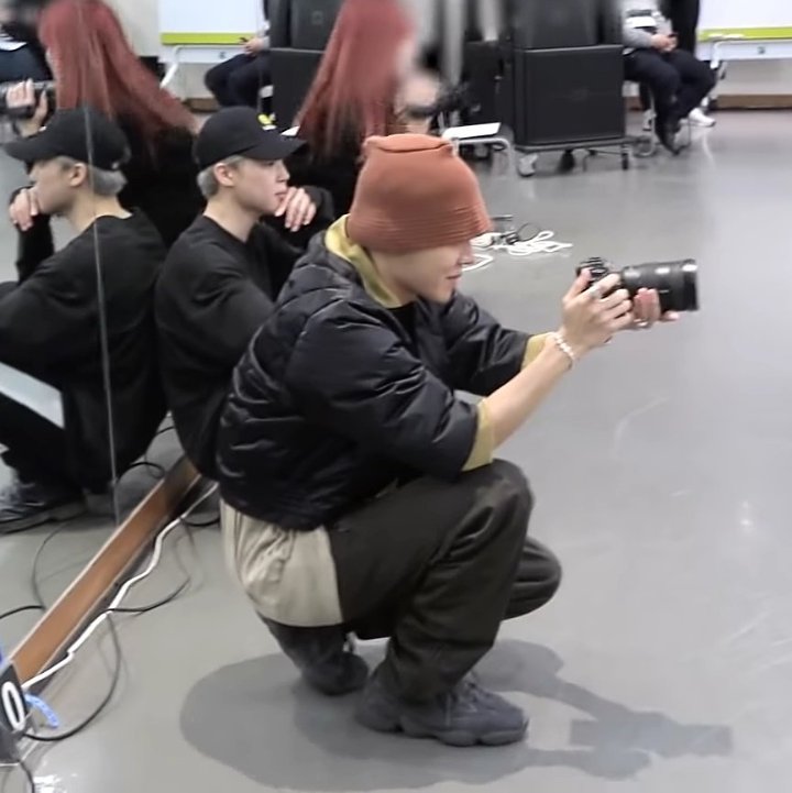 Outfit Jungkook BTS di Foto Jepretan J-Hope Tuai Sorotan, Kenapa? 2