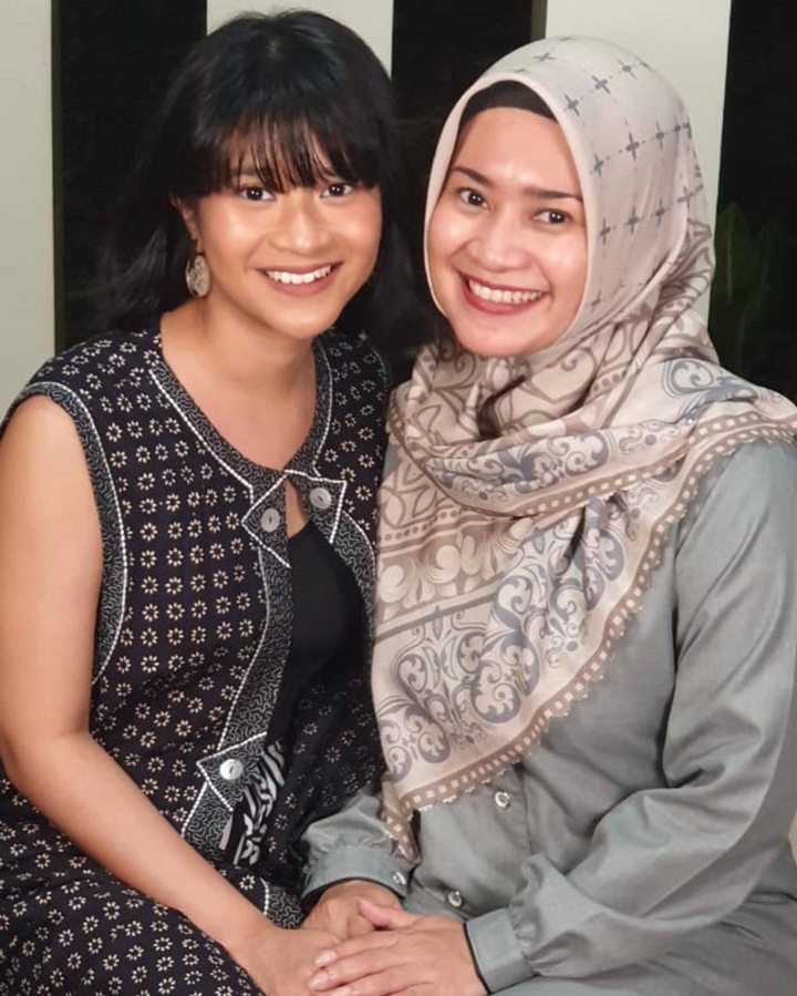 Pasangan ibu dan anak yang anggun