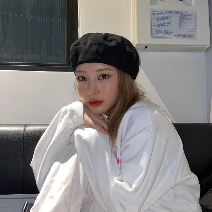 <i>Stunning</i> Dengan Topi Baret