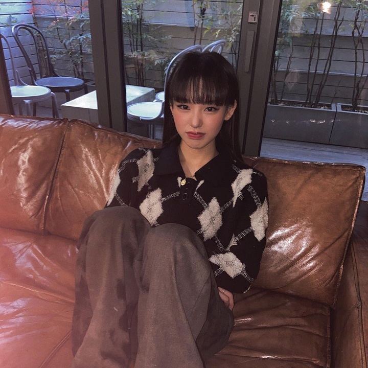 Imut Dengan Poni Lurus