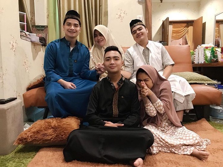 Momen <i>full team</i> Alvin Faiz bareng ibu dan adik