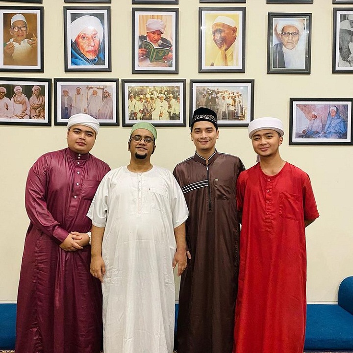 Alvin Faiz, Ameer, dan Azka bersama guru tercinta