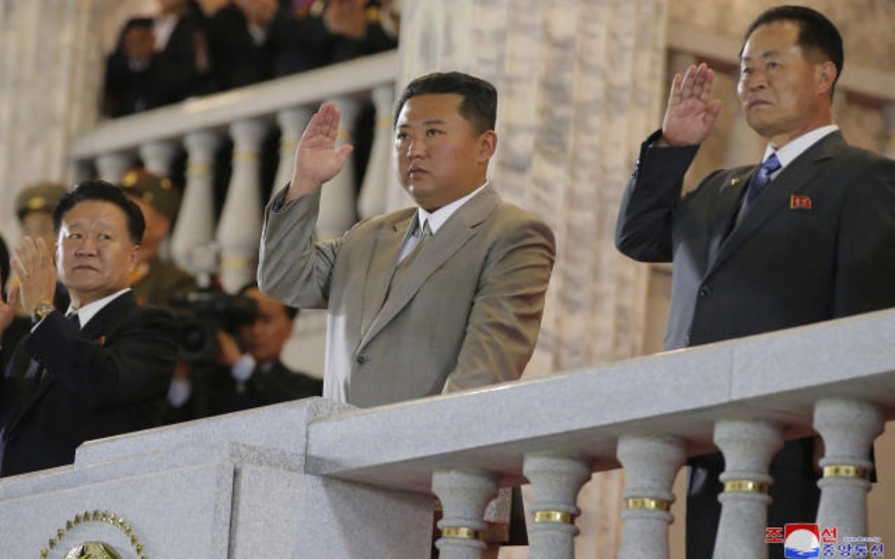 Korea Utara Gelar Parade Di Tengah Krisis Pangan, Tubuh Kurus Kim Jong Un Jadi Sorotan