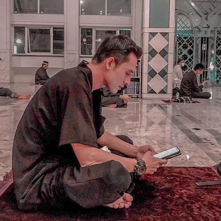 Momen i'tikaf di masjid