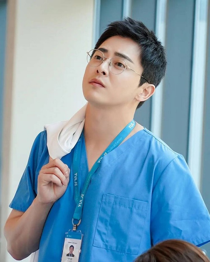 Potret ganteng saat jadi dokter di 'hospital Playlist' 