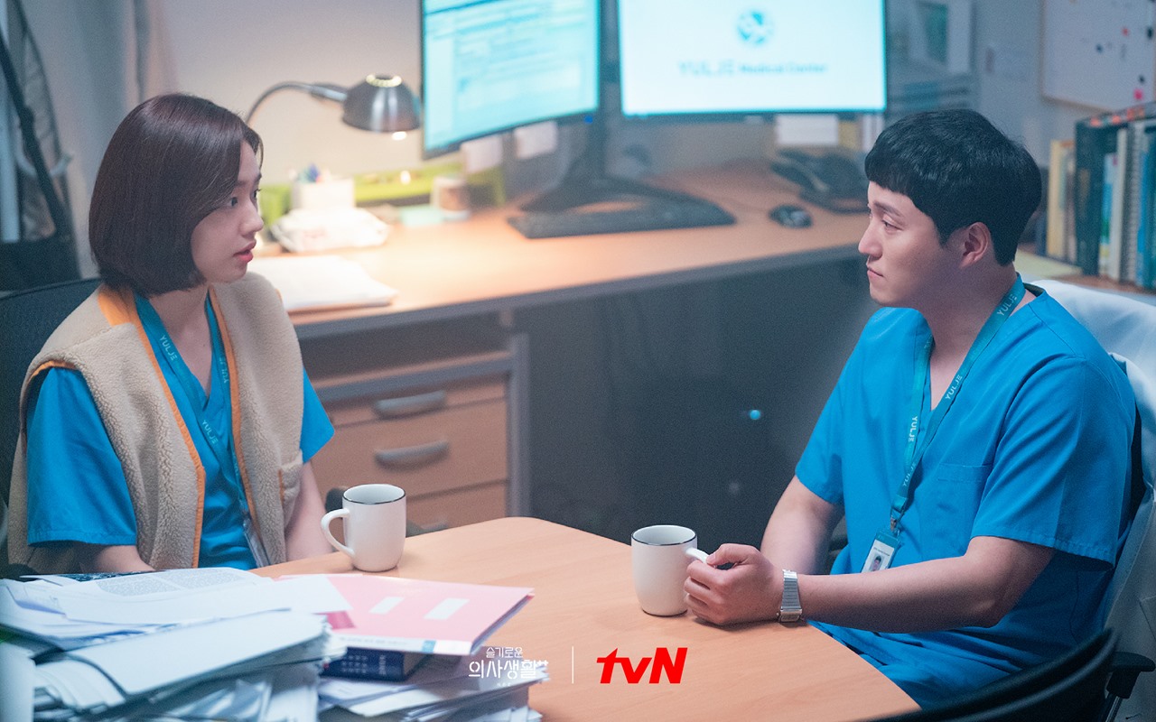 Tak Ditayangkan, Perlakuan Kim Dae Myung pada Ahn Eun Jin di 'Hospital Playlist 2' Ini Jadi Sorotan