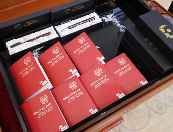 BTS Reuni dengan Presiden Korsel di Gedung Biru, Dapat Hadiah Spesial Ini 2
