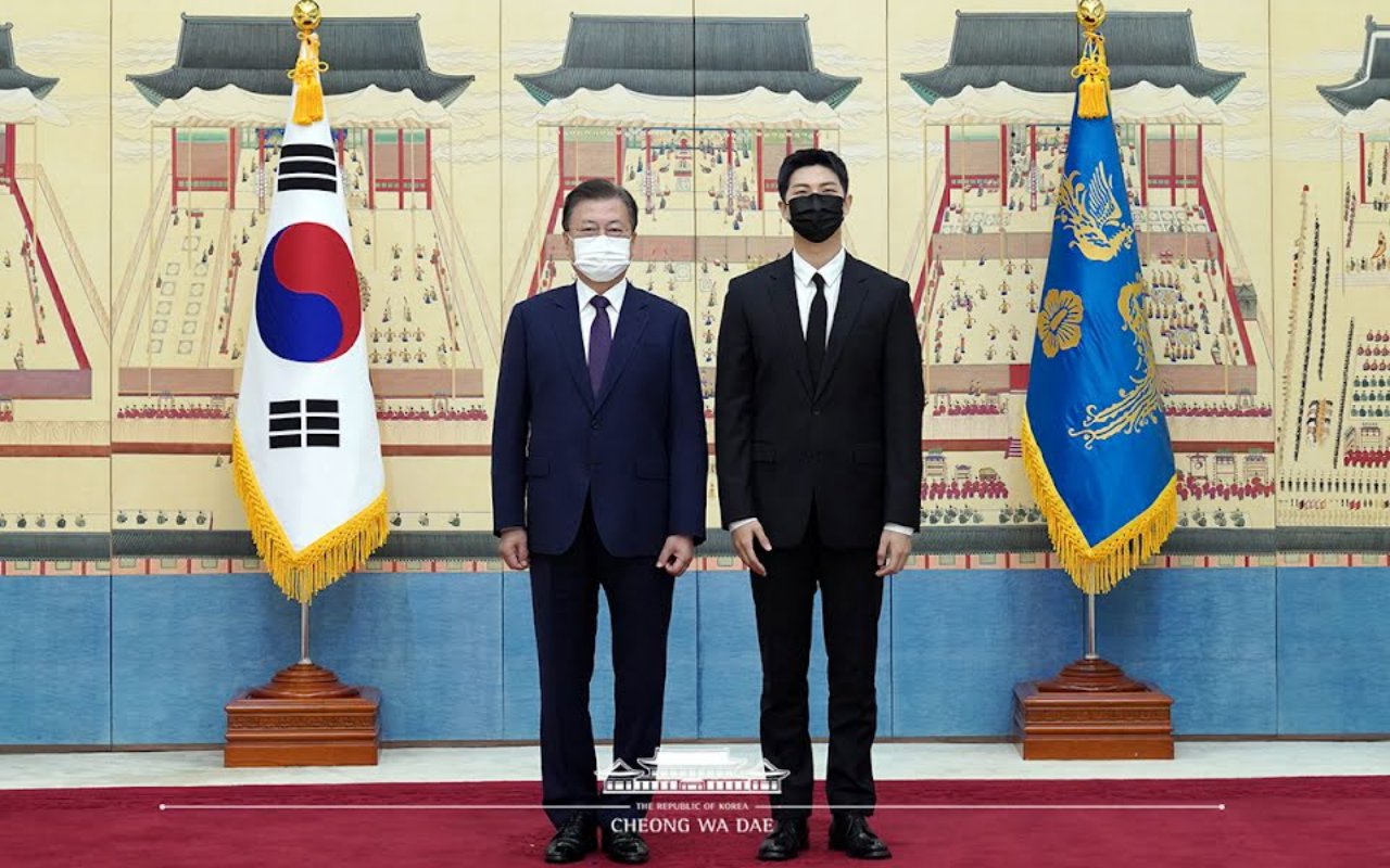 RM BTS Biasa 'Ditolak' Saat Jabat Tangan, Hampir Cuekin Presiden Moon Jae In di Blue House