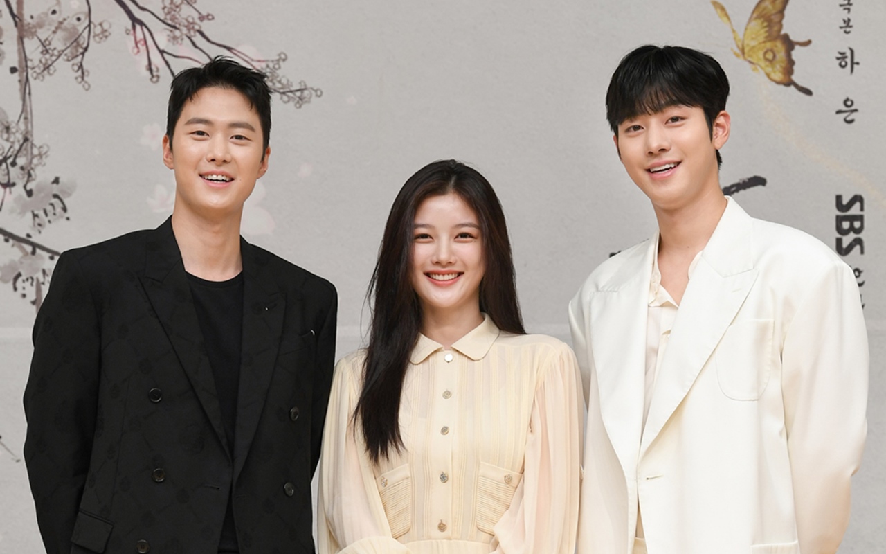 Lukisan Kim Yoo Jung Jadi Rebutan Ahn Hyo Seop dan Gong Myung, Cinta Segitiga di 'Red Sky' Bersemi?