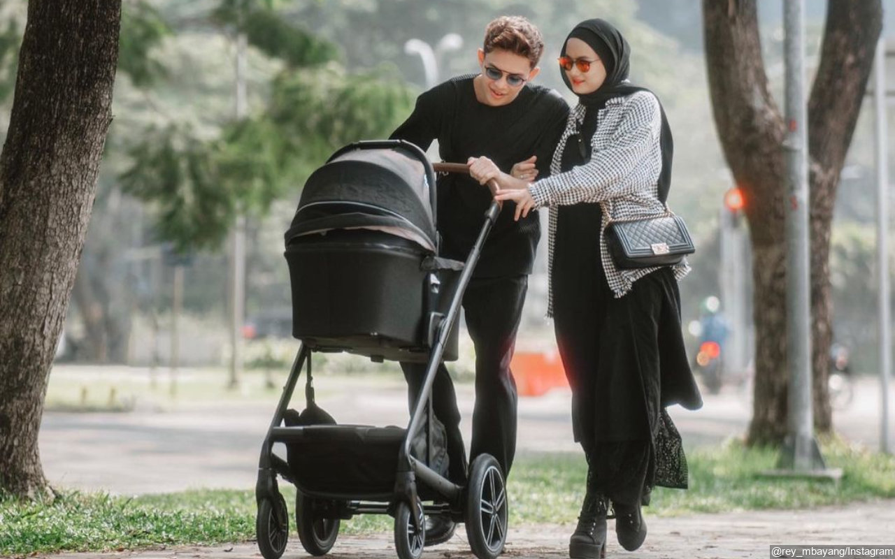 Viral Dinda Hauw Bareng Rey Mbayang dan Baby Arshaka Disebut Keluarga Glowing, Netizen: Itu Filter