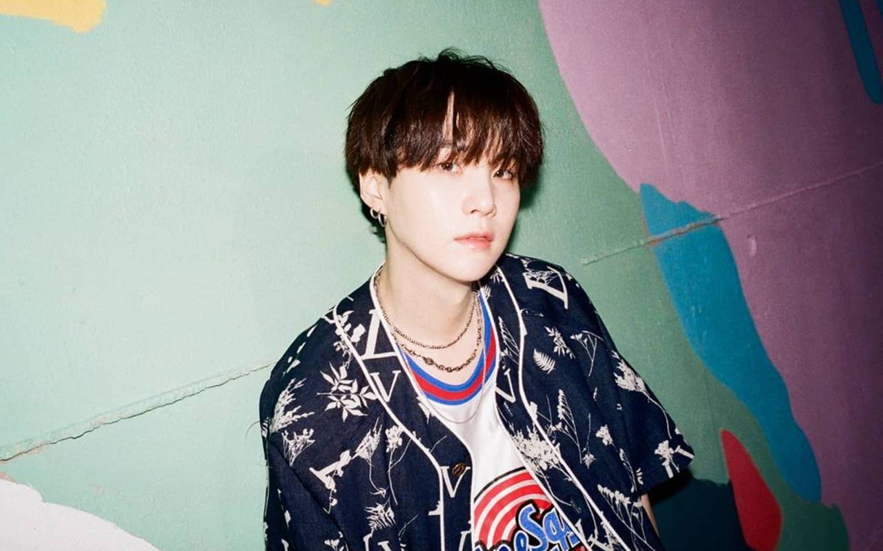 Suga BTS Senyum-Senyum Nonton Konten Kucing, Penggemar Bingung Mana yang Lebih Lucu