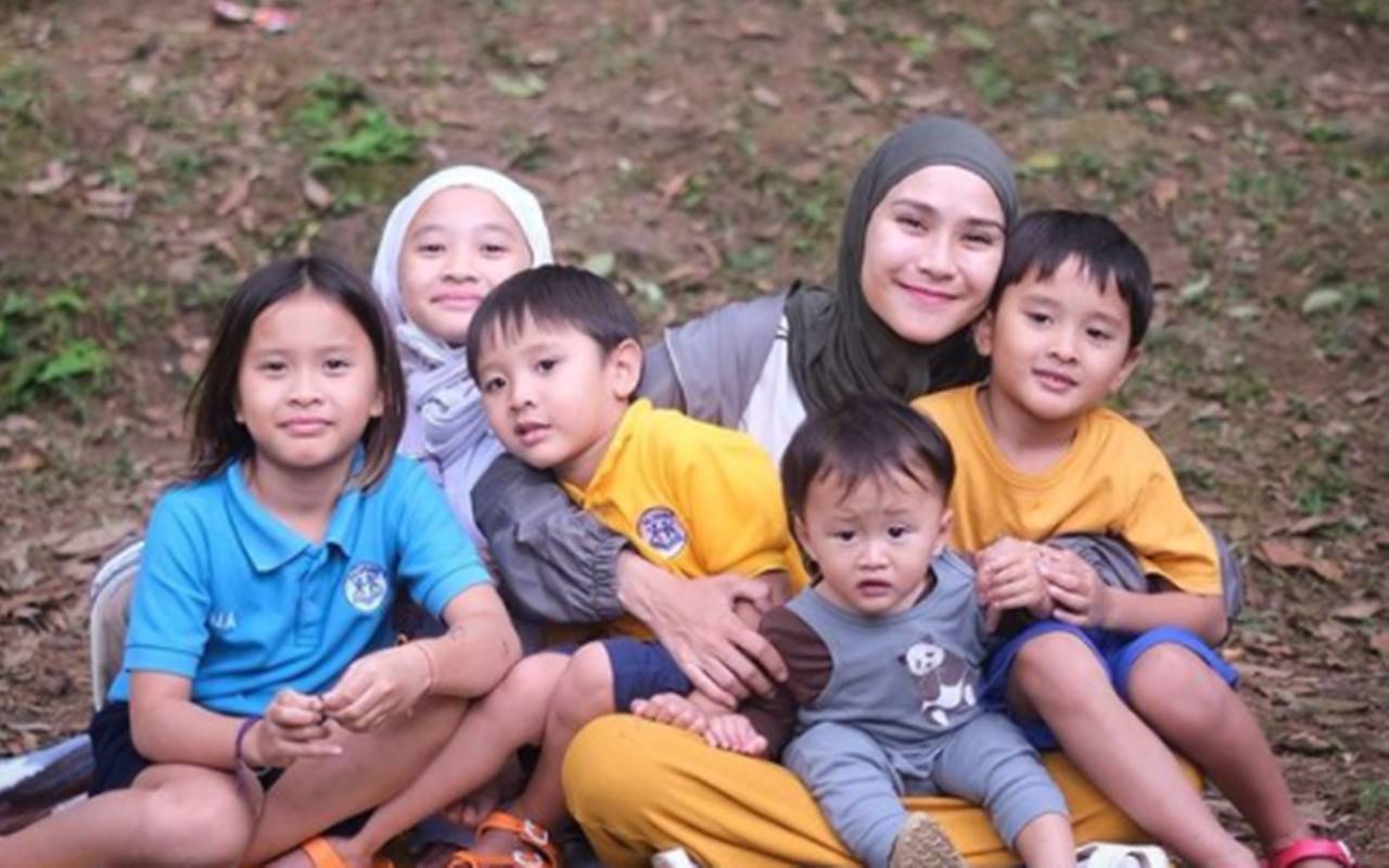 Zaskia Adya Mecca 'Tega' Tugasi Anak-anaknya Sikat Lantai, Kenang Masa Kecil Penuh Perjuangan