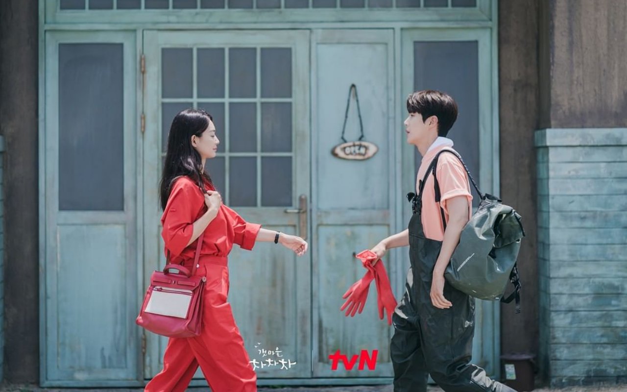 Shin Min A dan Kim Seon Ho Pelukan Romantis di 'Hometown Cha-Cha-Cha', Begini Proses Syutingnya