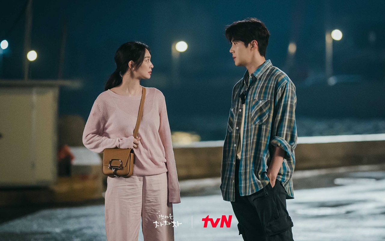 Shin Min A 'Ancam' Potong Leher Kim Seon Ho Saat Syuting 'Hometown Cha-Cha-Cha'