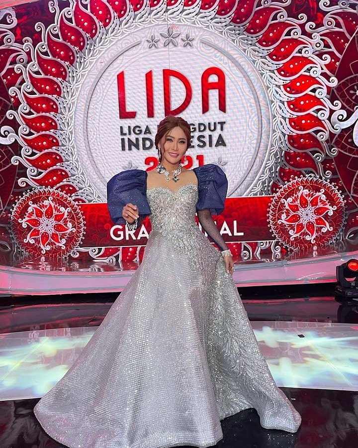Cetar dengan Barbie  <i>gown </i>
