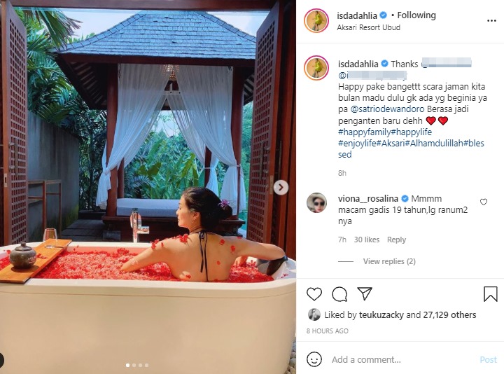 Iis Dahlia Asyik Mandi Bunga, Netizen Nyinyiri Umur